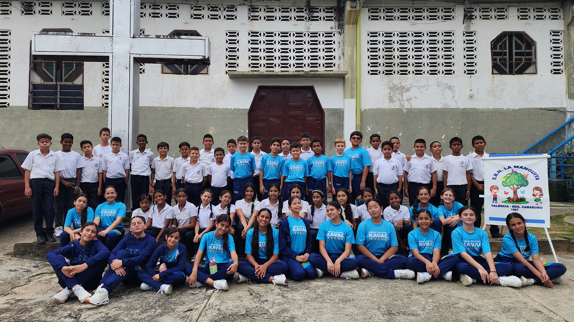 Estudiantes de la Unidad Educativa Kavac