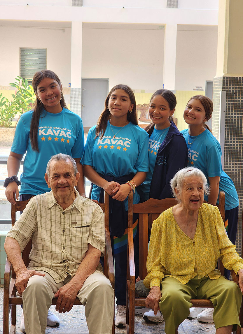 Estudiantes de la Unidad Educativa Kavac en el ancianato